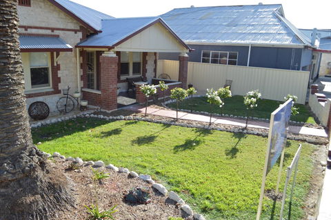 Two Cow Cottage Bed & Breakfast - Kawana Tourism 18