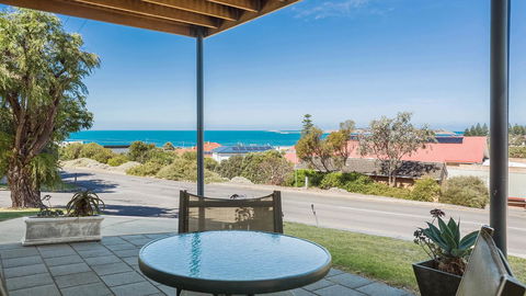 Victor Apartments - Kawana Tourism 10