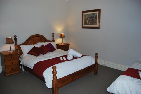 Jacaranda Cottage - Kawana Tourism 7