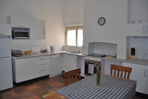 Jacaranda Cottage - Kawana Tourism 8
