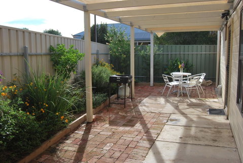 Jacaranda Cottage - Kawana Tourism 5