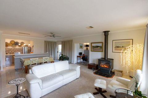 Angaston House - Kawana Tourism 2