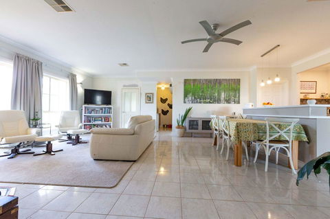 Angaston House - Kawana Tourism 1