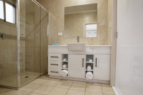Renmark Holiday Apartments - Kawana Tourism 6