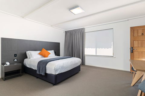 Mick O\'Sheas - Kawana Tourism 4