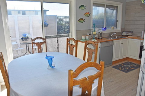 Beach Life Retreat - Kawana Tourism 11