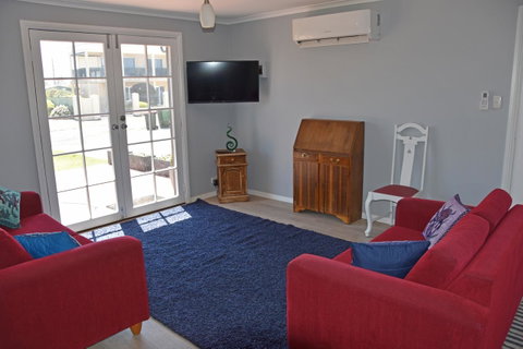 Beach Life Retreat - Kawana Tourism 3