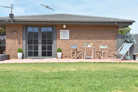 Beach Life Retreat - Kawana Tourism 5