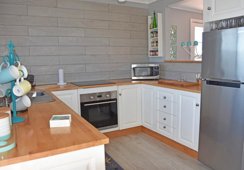 Beach Life Retreat - Kawana Tourism 9