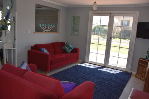 Beach Life Retreat - Kawana Tourism 1