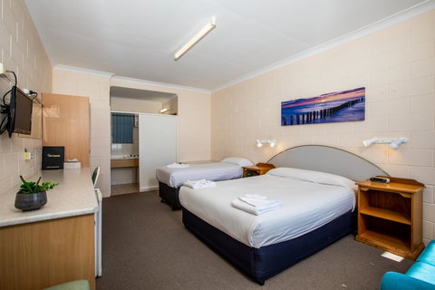 Blue Seas Motel - Kawana Tourism 3