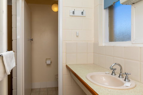 Blue Seas Motel - Kawana Tourism 9