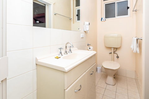 Blue Seas Motel - Kawana Tourism 13