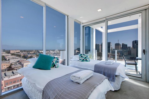 Light And Spacious, Stunning Views Of Adelaide - Kawana Tourism 6