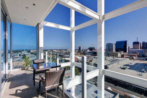 Light And Spacious, Stunning Views Of Adelaide - Kawana Tourism 1