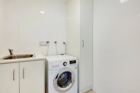 Light And Spacious, Stunning Views Of Adelaide - Kawana Tourism 10