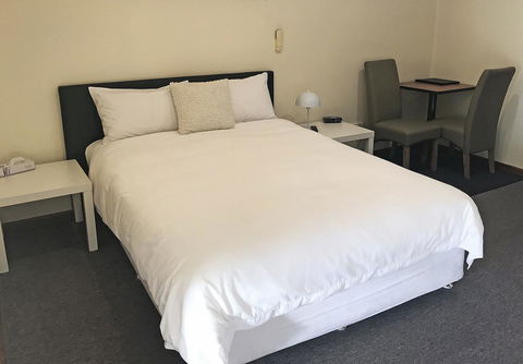 Lake Albert Motel - Kawana Tourism 7