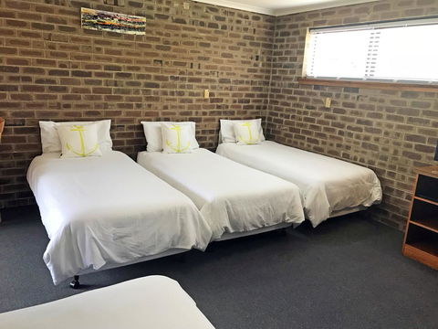 Lake Albert Motel - Kawana Tourism 44