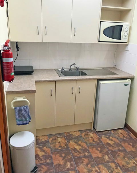 Lake Albert Motel - Kawana Tourism 32