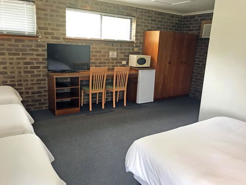 Lake Albert Motel - Kawana Tourism 43