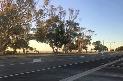 Lake Albert Motel - Kawana Tourism 9