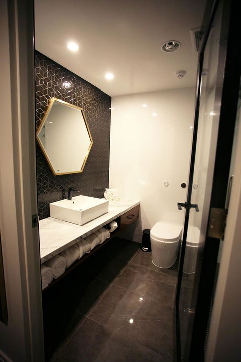 Ellen Hotel - Kawana Tourism 18