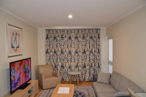 ADELAIDE CENTRAL APARTMENT - 3BR, 2BATH & CARPARK - Kawana Tourism 1