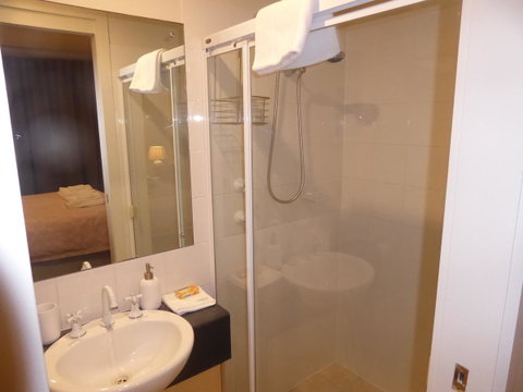 ADELAIDE CENTRAL APARTMENT - 3BR, 2BATH & CARPARK - Kawana Tourism 14