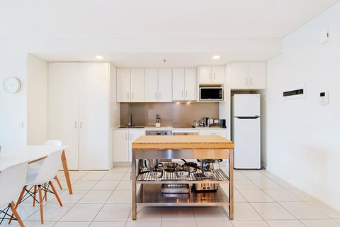 Stylish And Comfortable, Views Over Gouger St! - Kawana Tourism 8