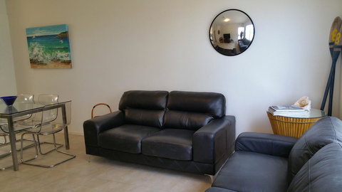 Acaill Accommodation Esplanade Living Self Check-In Self Check-Out - Kawana Tourism 3