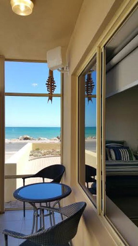 Acaill Accommodation Esplanade Living Self Check-In Self Check-Out - Kawana Tourism 18