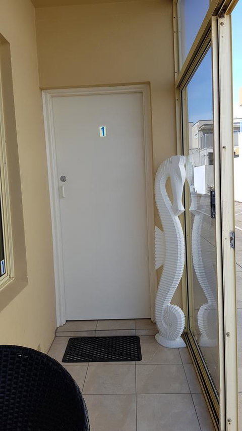 Acaill Accommodation Esplanade Living Self Check-In Self Check-Out - Kawana Tourism 42