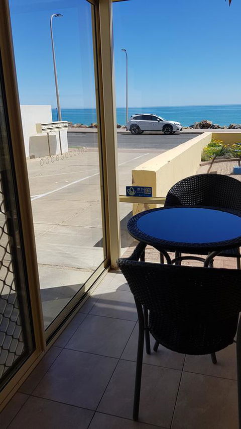 Acaill Accommodation Esplanade Living Self Check-In Self Check-Out - Kawana Tourism 10