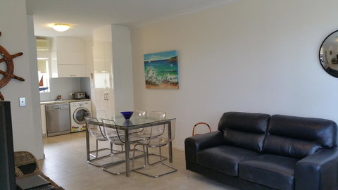 Acaill Accommodation Esplanade Living Self Check-In Self Check-Out - Kawana Tourism 2