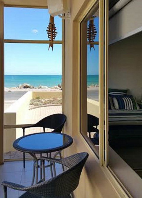 Acaill Accommodation Esplanade Living Self Check-In Self Check-Out - Kawana Tourism 38