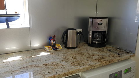 Acaill Accommodation Esplanade Living Self Check-In Self Check-Out - Kawana Tourism 31