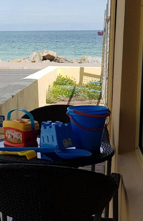 Acaill Accommodation Esplanade Living Self Check-In Self Check-Out - Kawana Tourism 14