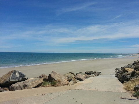 Acaill Accommodation Esplanade Living Self Check-In Self Check-Out - Kawana Tourism 6