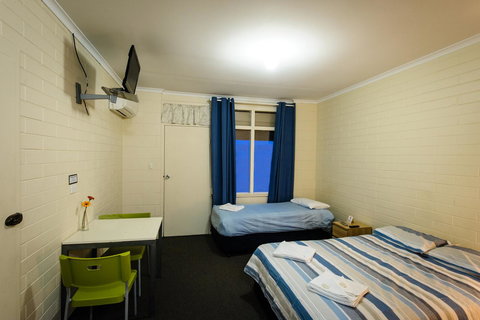 The Anglers Inn - Kawana Tourism 9