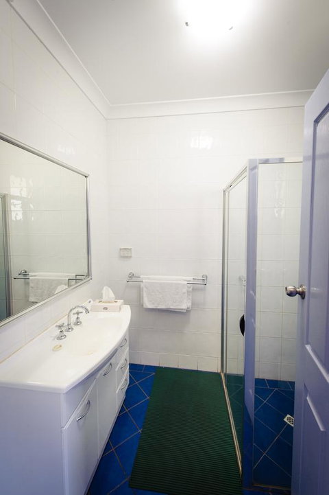 The Anglers Inn - Kawana Tourism 8