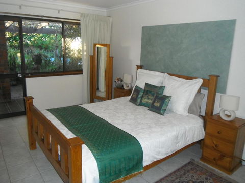 Linger Longer Vineyard - Kawana Tourism 5