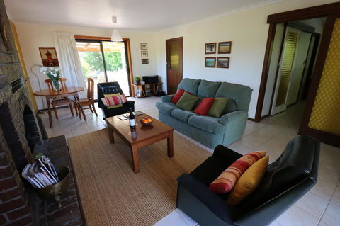 Linger Longer Vineyard - Kawana Tourism 3