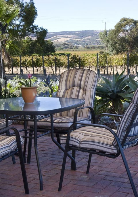 Linger Longer Vineyard - Kawana Tourism 14