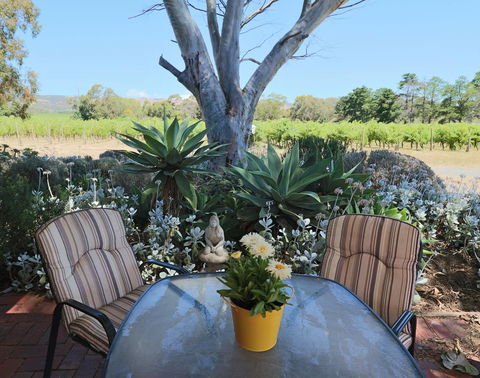 Linger Longer Vineyard - Kawana Tourism 0