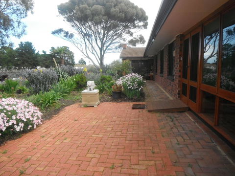 Linger Longer Vineyard - Kawana Tourism 11