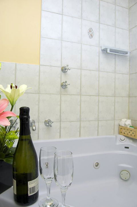 Victoria Hotel Strathalbyn - Kawana Tourism 1
