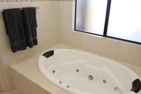 The Lighthouse - Beachfront Accommodation - Kawana Tourism 4