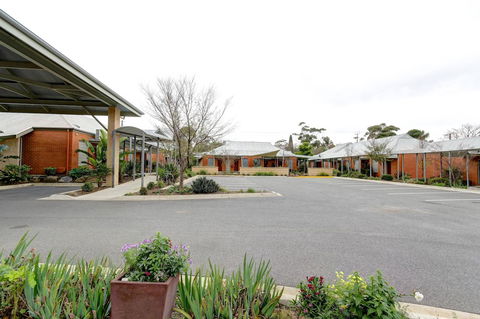 Strath Motel - Kawana Tourism 21