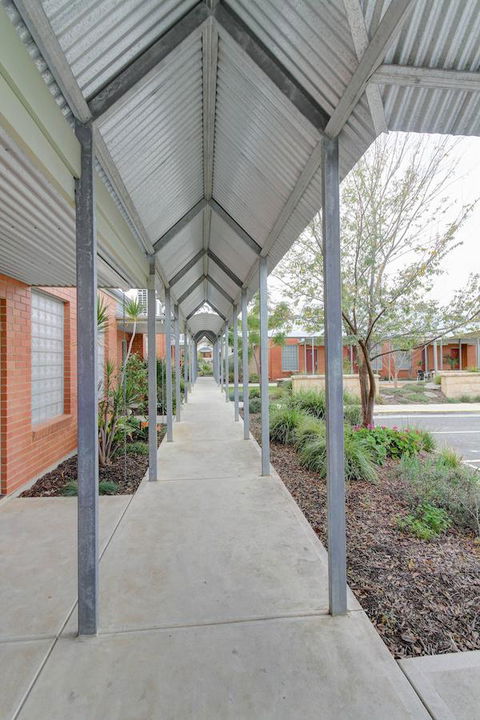 Strath Motel - Kawana Tourism 5