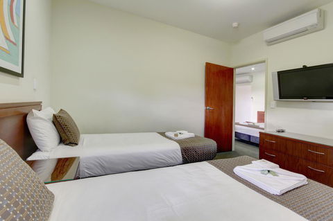 Strath Motel - Kawana Tourism 14